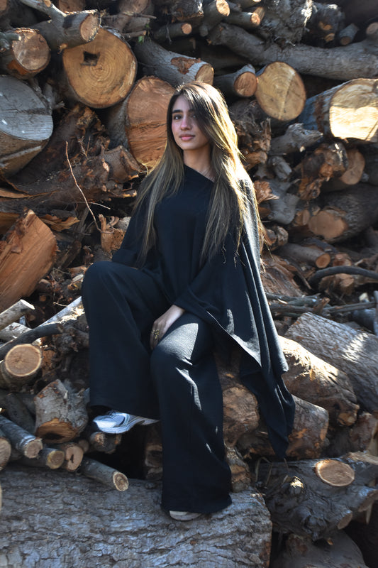 Layl set in black